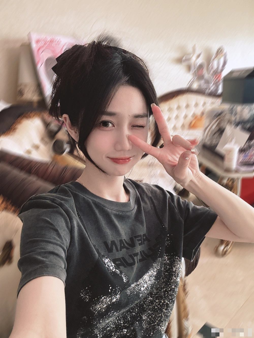 Borrowing the LPL Wave, Female Esports Host Clarifies False Rumors 3 The female host knows how to 'hack' her age, always looking youthful and energetic every time she appears.