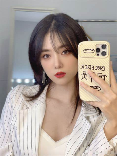 Borrowing the LPL Wave, Female Esports Host Clarifies False Rumors 4 edit photo 1722829193707 17228292534171992109118