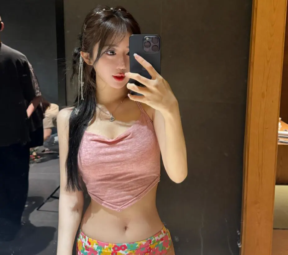 Dramatic Drop in Views: Female Streamer Uses 18+ Tactics to Attract Audience 1 photo 1722659851717 17226598523051134633401