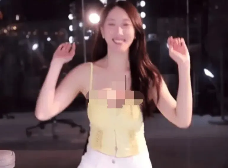 Streamer Exposes Awkward Moment After "Kneeling" 2 photo 1722850867747 1722850867899324623009