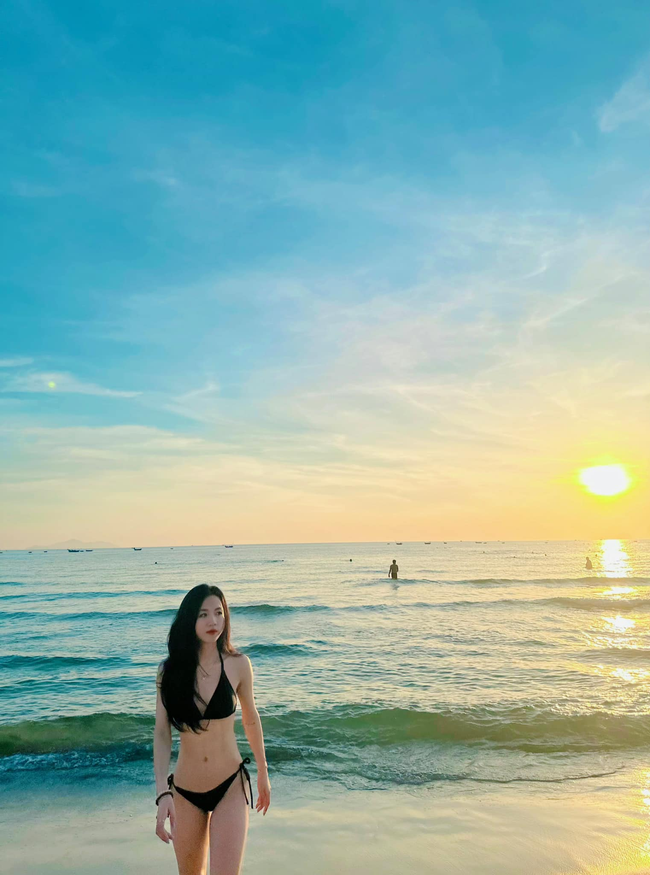 Soccer Hot Girl Trần Thị Duyên Shows Off Her 10-Point Curves in a Bikini 2 photo 1723105766216 1723105766346669765961