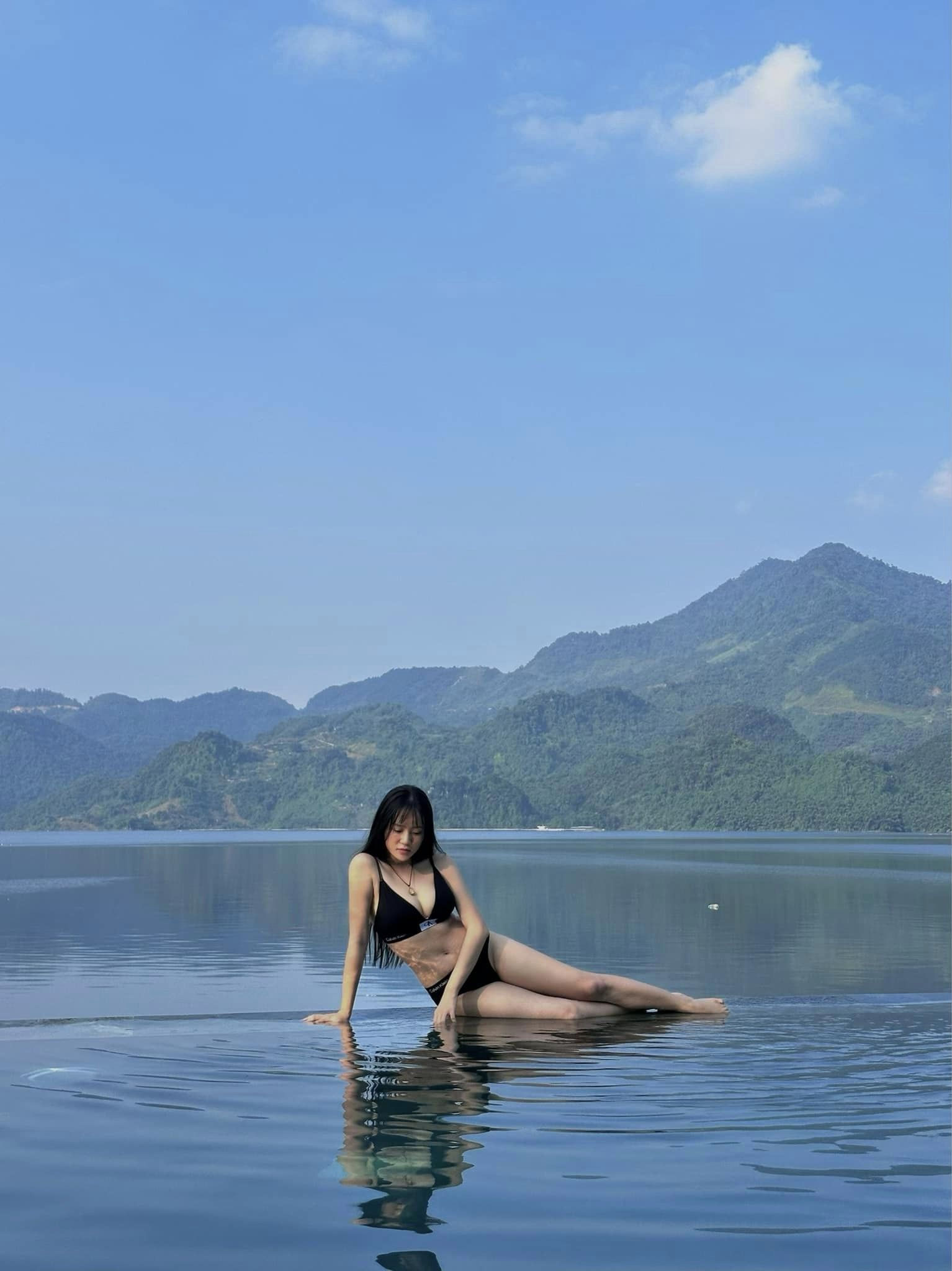 Eye-Popping Selfie: Mai Linh Zuto Leaves Fans Breathless with Her Mirror Reflection 5 photo 1723178834077 1723178834299331349536