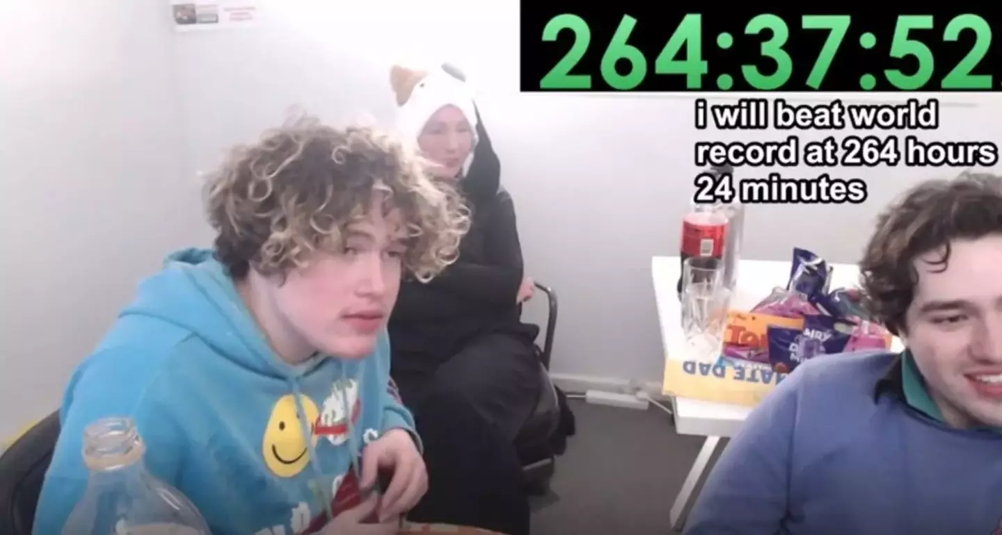 Worrisome Images of a Young Man Who Livestreamed for Nearly Two Weeks Without Sleep 1 photo 1723620290614 1723620290866859226063