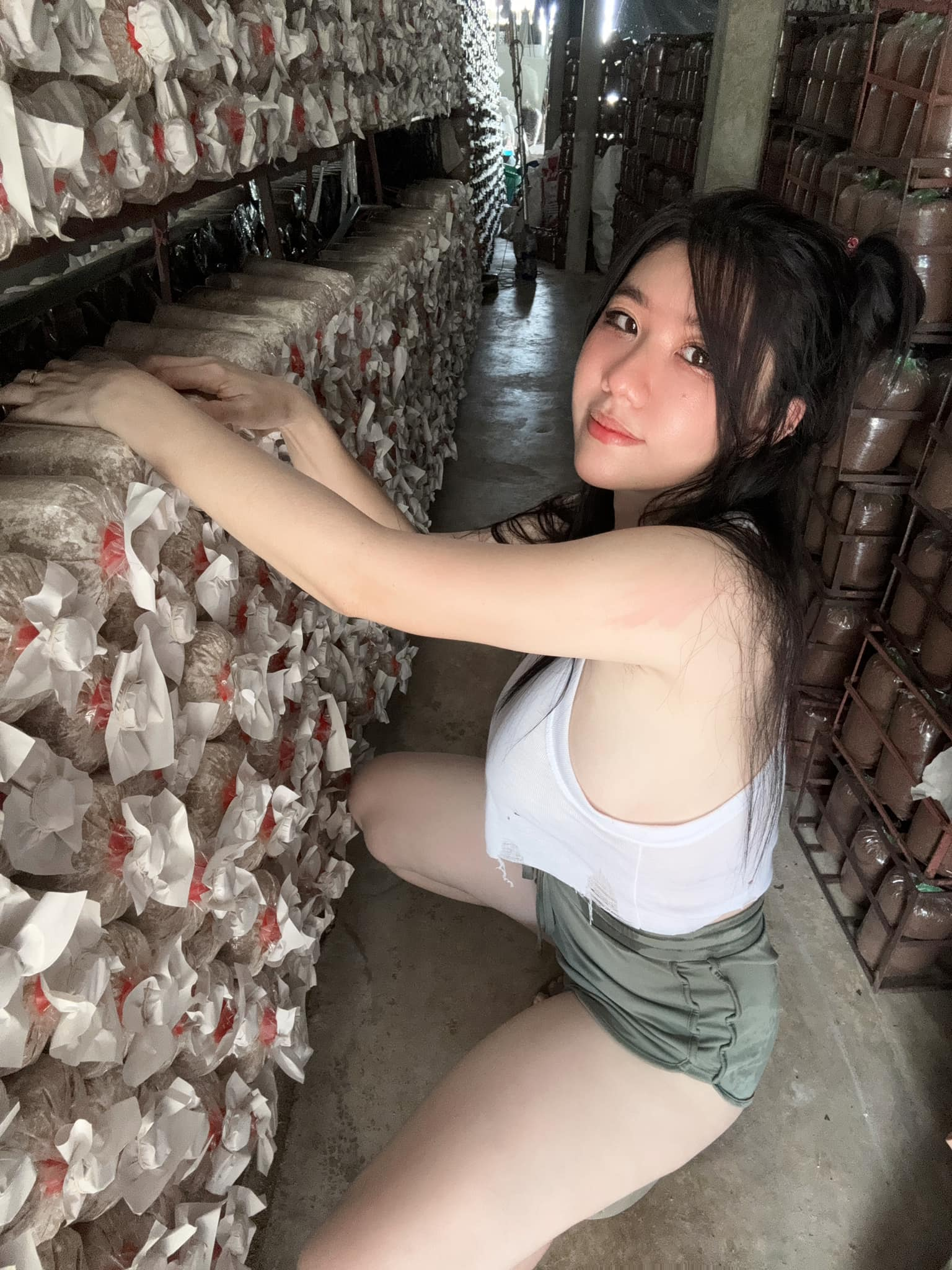 The Hot Girl Growing Mushrooms Who Went Viral for Being Too Attractive 2 photo 1723626368944 1723626369251460609802