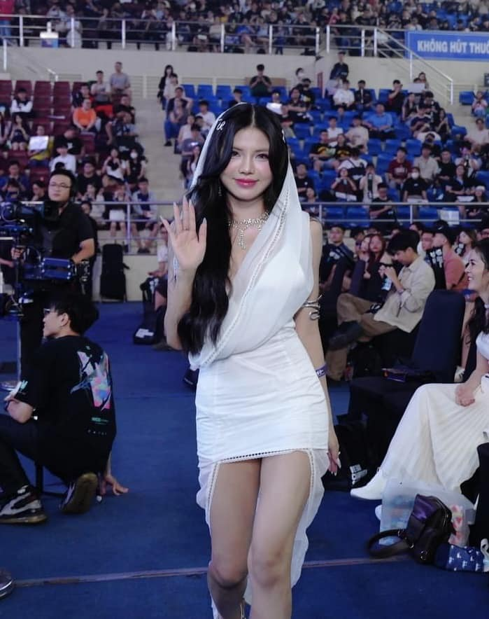 The Outfit That Caught Attention: Mai Dora's "Hot" Moment, Fans Crown Her the "Goddess of VCS" 2 photo 1724063438702 1724063440410136747191