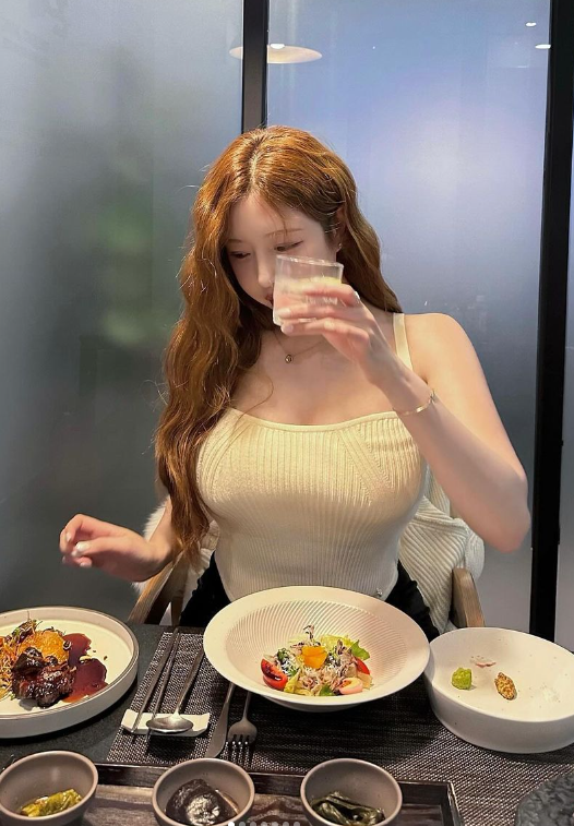 Check Out the Figure of the Female Streamer Who Boldly Rejected a 700 Billion Contract, Leaving the Tycoon Embarrassed 1 screenshot 2024 08 16 115159 1723784104801860818594
