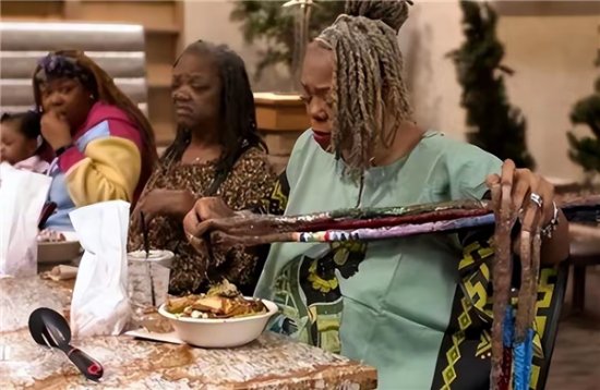 The Woman with the Longest Nails in the World: Growing Nails for a Heartbreaking Story, the Hardest Part is Using Toilet Paper 3 small202408121443005152 1723519639481 17235196396311176019543