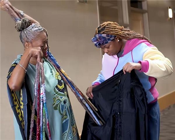 The Woman with the Longest Nails in the World: Growing Nails for a Heartbreaking Story, the Hardest Part is Using Toilet Paper 6 w700d1q75cms 1723519649367 1723519650117603209621