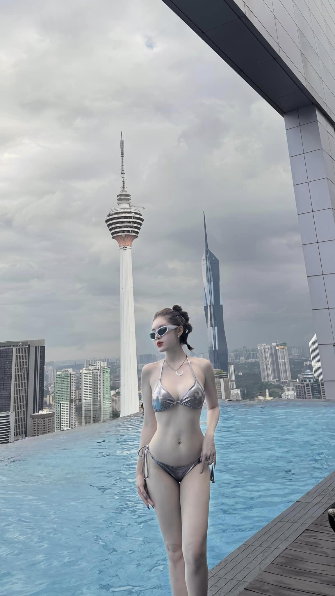 Admiring the Hourglass Figure of Sister Hang That Once Went Viral 7 44448590224005833034706912597817093391597505n 1726480488856989234829