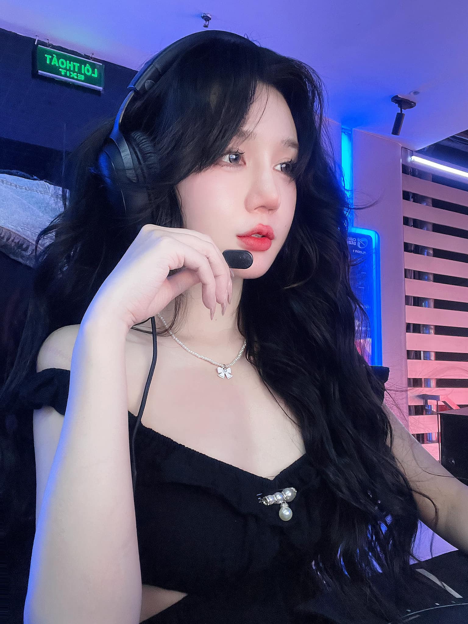The Natural Look of the Hot Girl with 300,000 Followers from the Internet Cafe 5 45399813528978162103570734293096237289657394n 1725435959508543603858