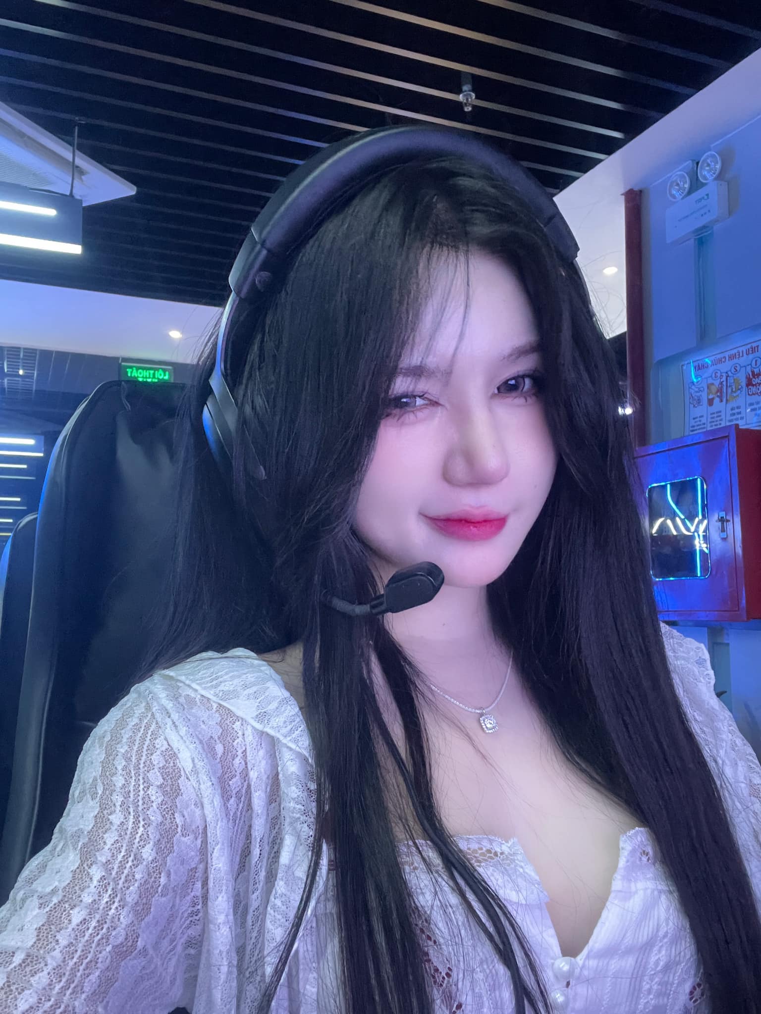 The Natural Look of the Hot Girl with 300,000 Followers from the Internet Cafe 7 45596912829093375925382686381969601676323182n 17254359595211960920958