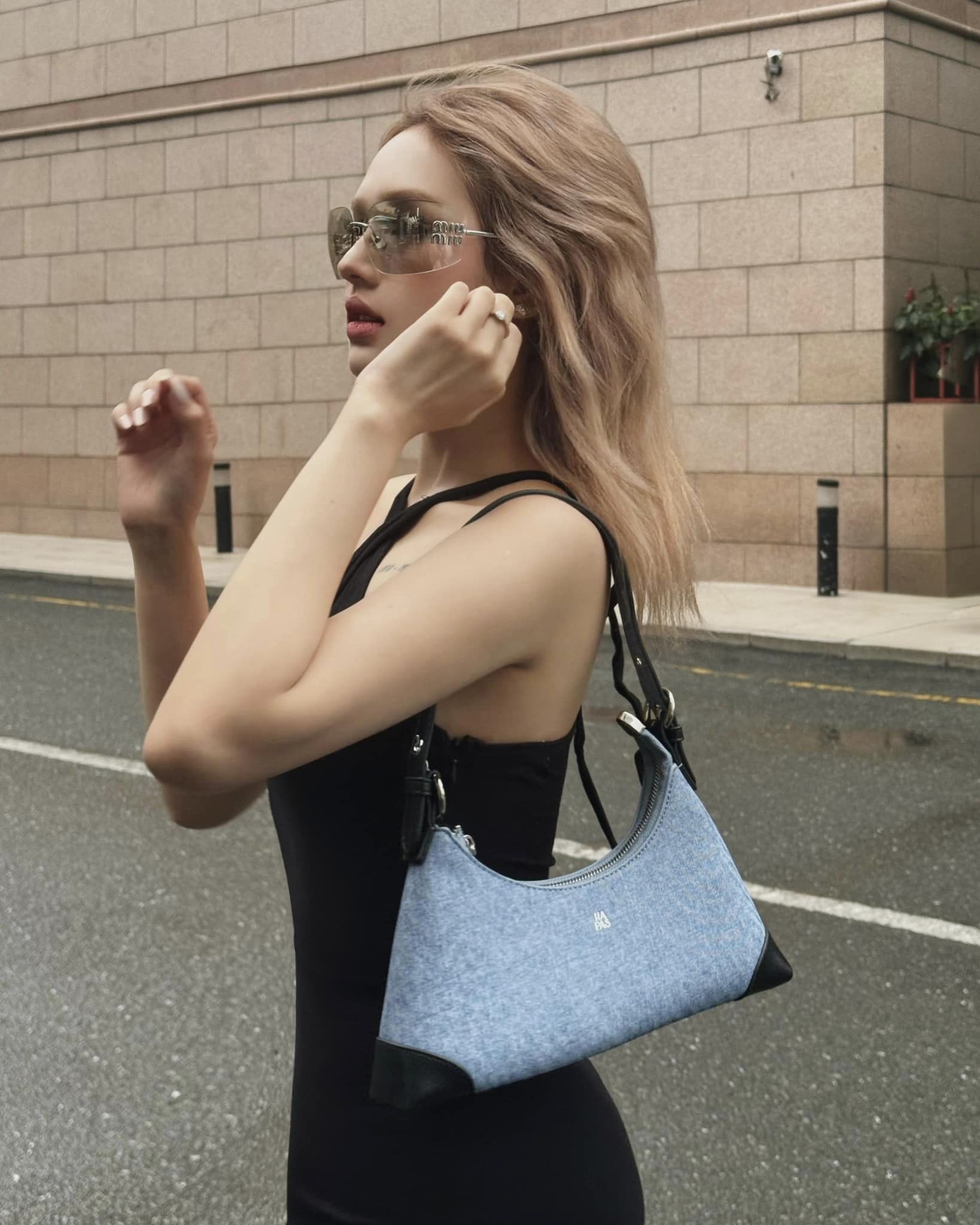 Compared to the beautiful girl giving Xemesis a shoulder rub, Xoài Non releases a stunning series of photos 4 4580911705363627756397783803880385899046582n 17252359632311867692920