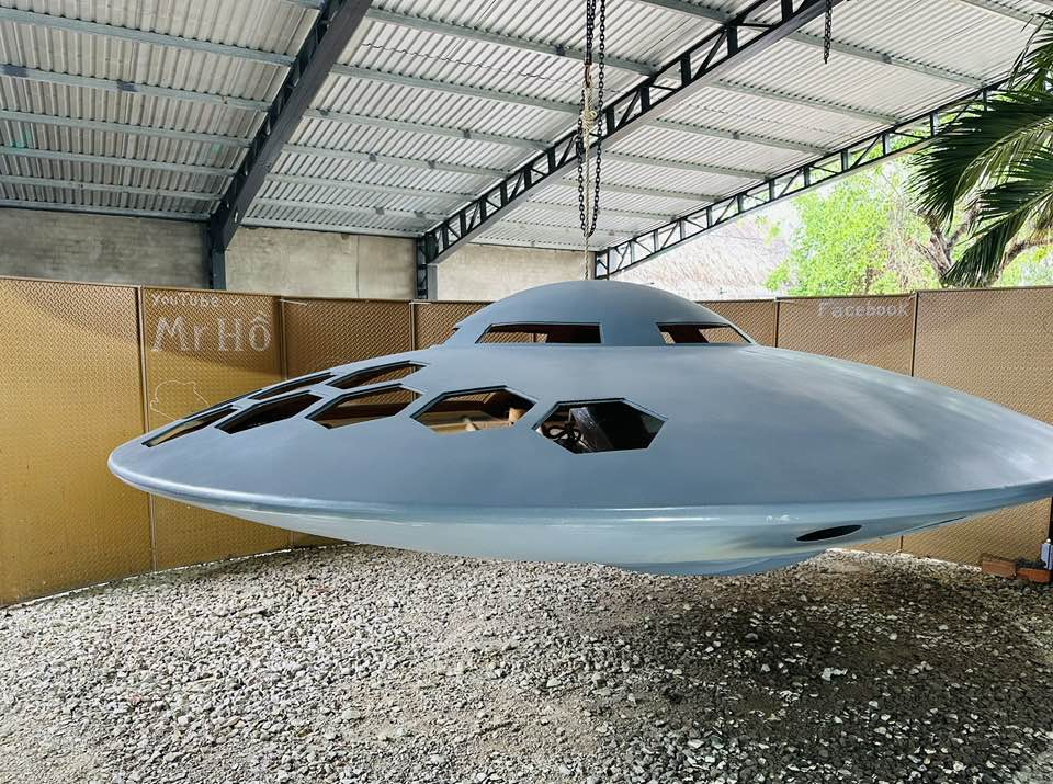The Creator with Millions of Subs Makes a Real-Life Flying Saucer and Unboxes a Cool Gold Play Button! 1 photo 1726737098806 17267370990241982413488