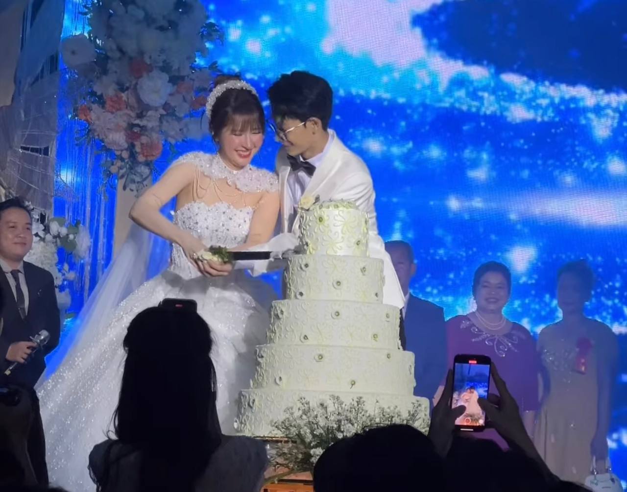 Beautiful Assassin Ngân on Her Wedding Day, Duets Sweetly with 9-Year Younger Husband 2 photo 1726909905438 17269099062391480255088