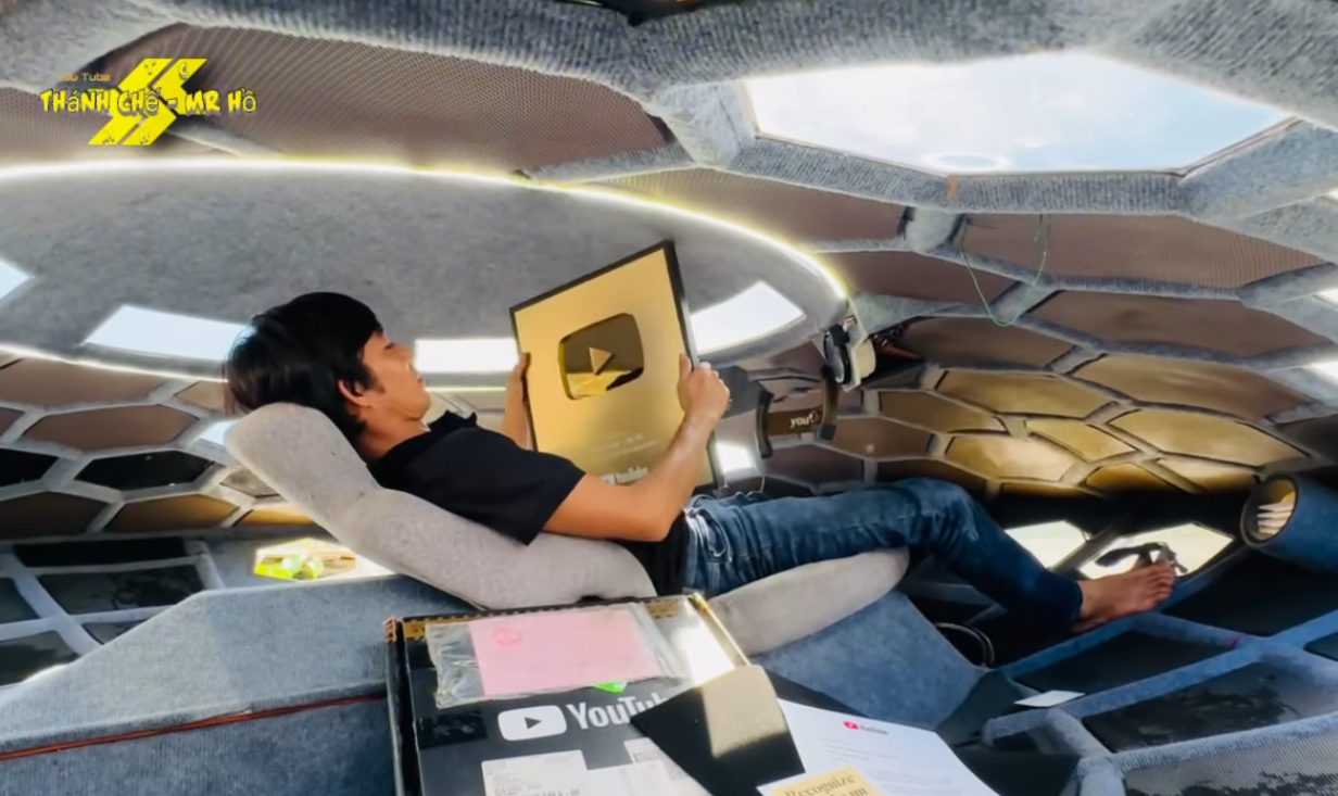 The Creator with Millions of Subs Makes a Real-Life Flying Saucer and Unboxes a Cool Gold Play Button! 5 screenshot 2024 09 19 161221 1726737154856962009902