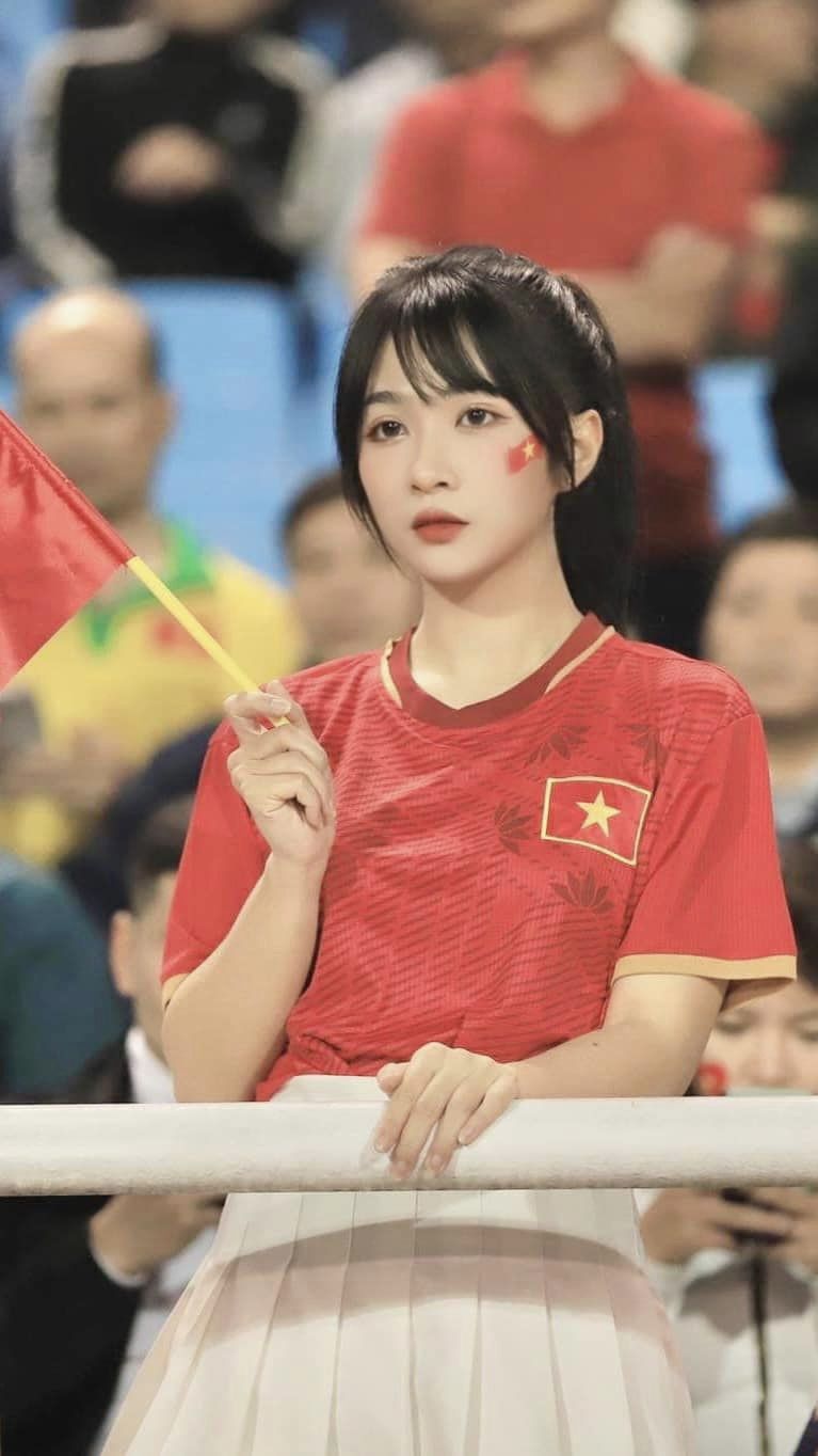 Who is the special fan girl checking in with Vietnam's Esports prodigy? 4 3239047708960547518160206443283765453430594n 17290699349572099839165