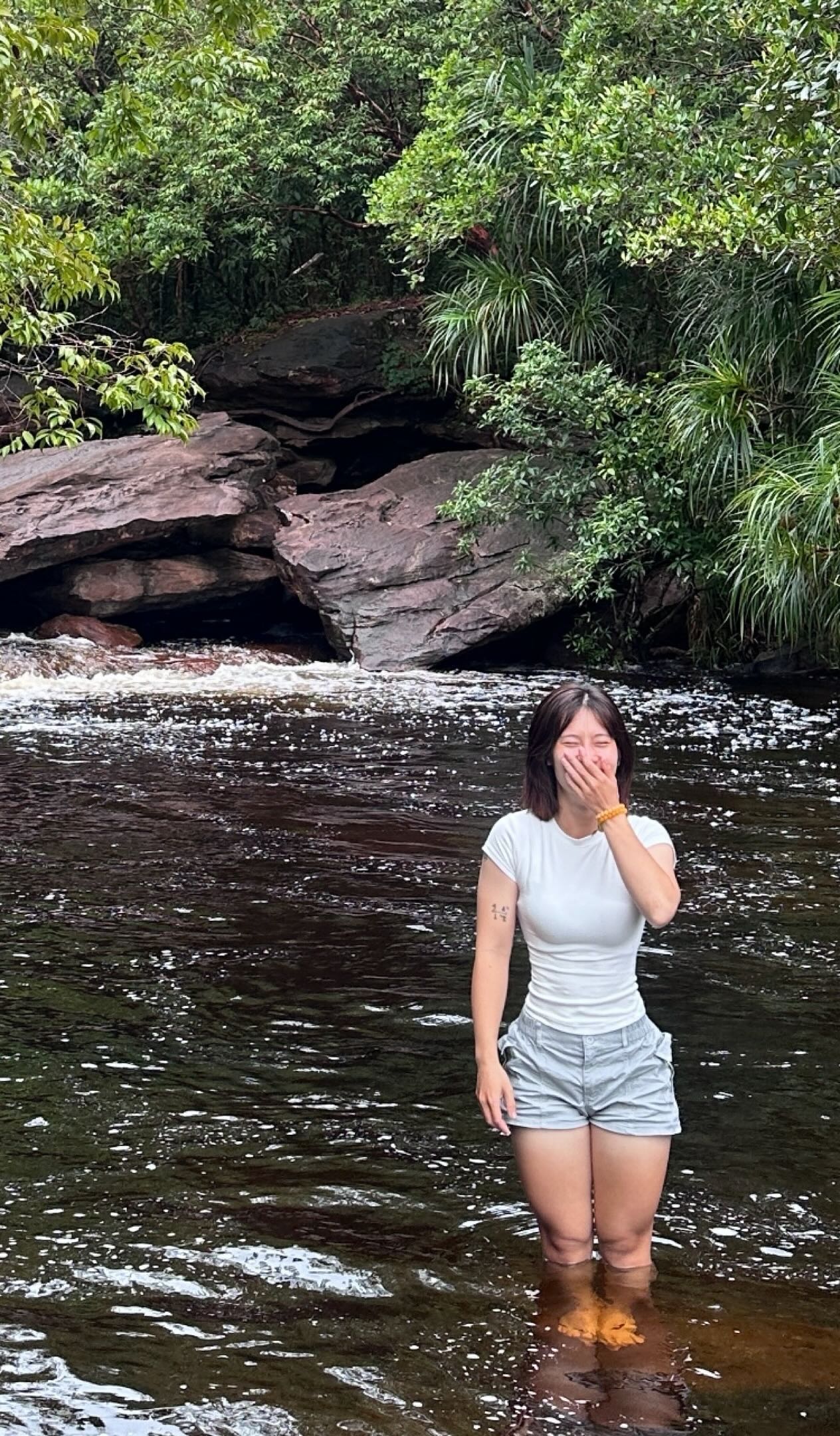 The 1.49m Tall Girl with a 93cm Hip Accused of Being Photoshopped: "I See Mixed Opinions as a Compliment" 3 Doan Lan is currently also learning about fashion, selecting outfits that suit her. Photo: NVCC.