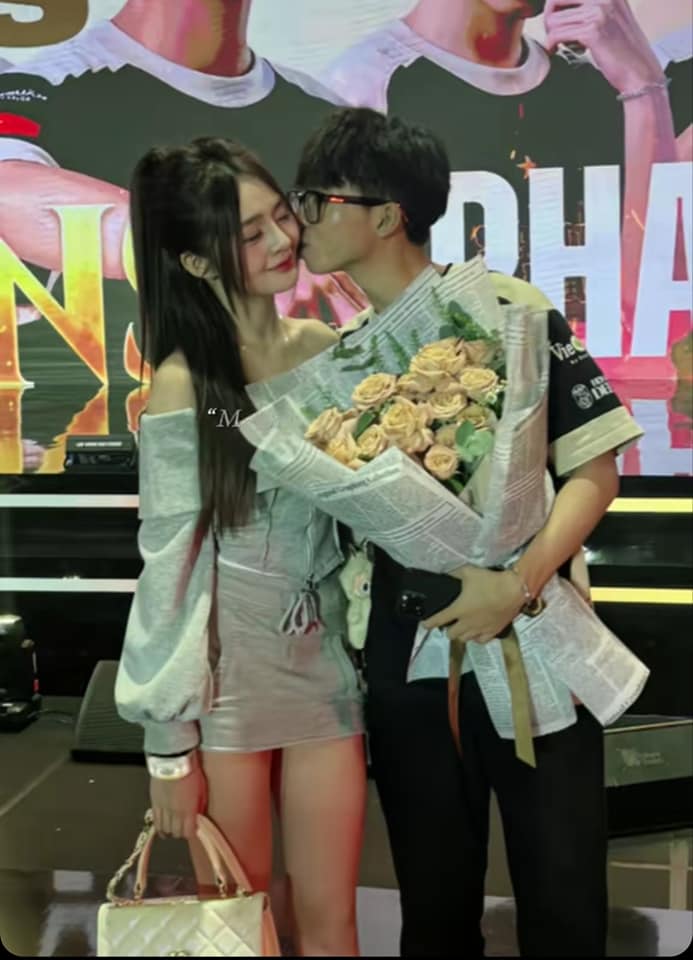 Stunning Beauty Like Quỳnh Alee, Another Liên Quân Hot Girl Leaves Fans Swoon 3 4648199068781318277779598945659689178444383n 1730363400068226467628