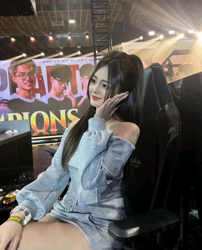 Stunning Beauty Like Quỳnh Alee, Another Liên Quân Hot Girl Leaves Fans Swoon 8 464915223878131947777947125866686628738170n 1730363467315656473857
