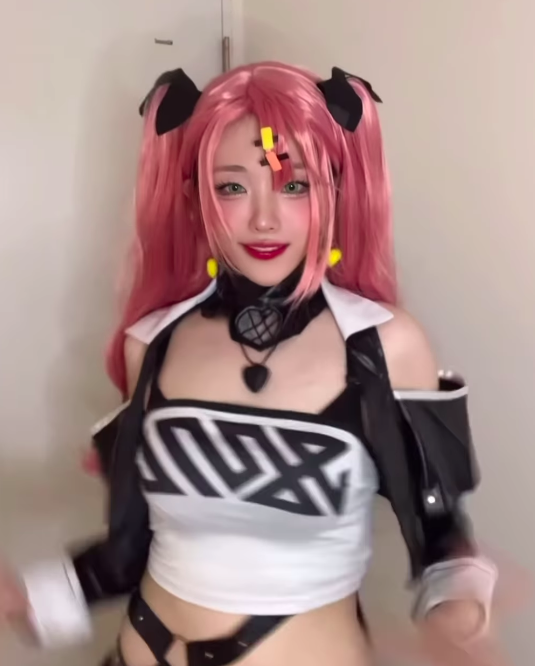 Deliberately Showing Her Natural Face, the Coser Surprises Fans 2 anh chup man hinh 2024 10 12 luc 155426 1728723280537485300037