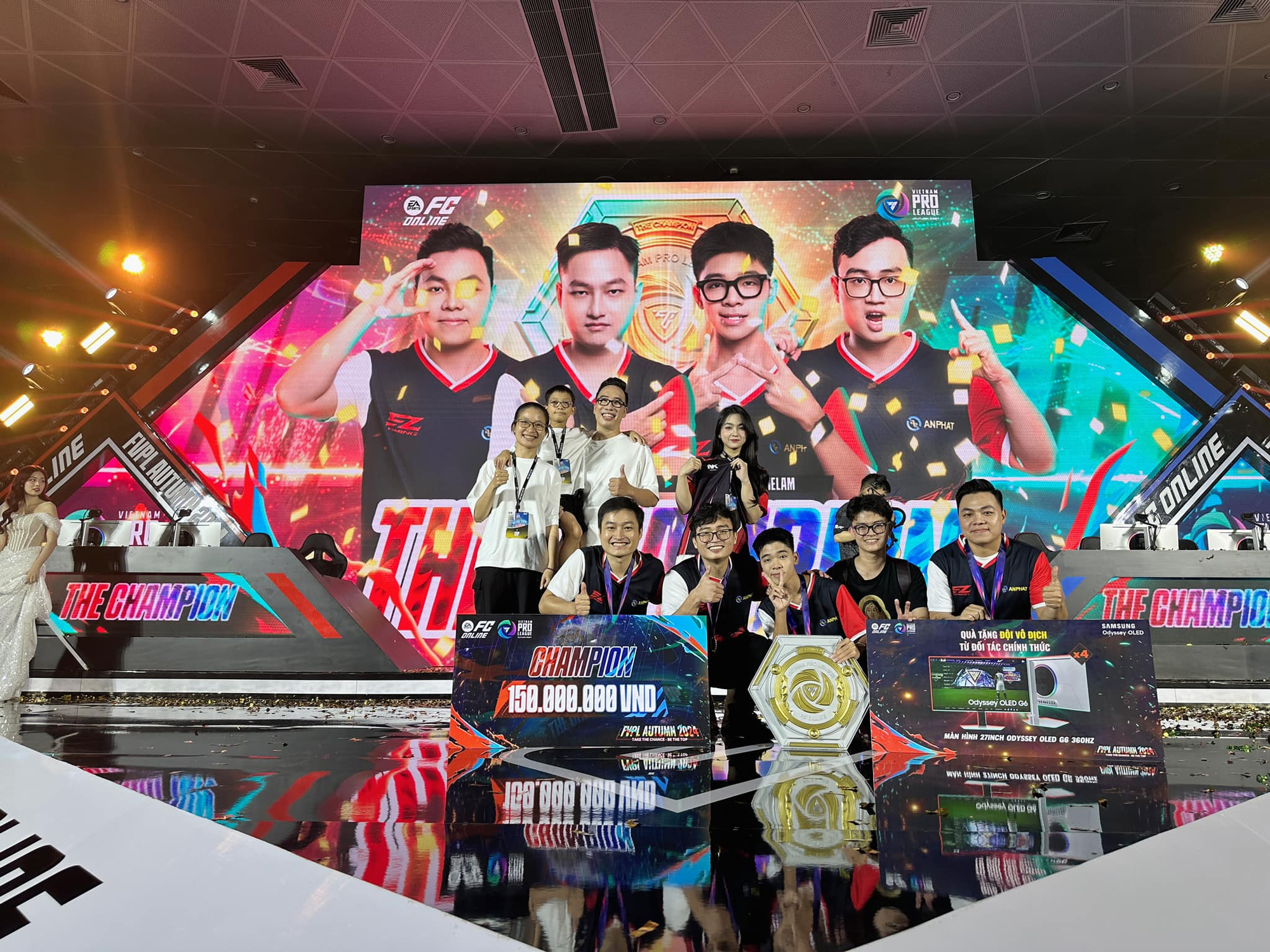 Who is the special fan girl checking in with Vietnam's Esports prodigy? 2 photo 1729069736105 1729069736384863099814