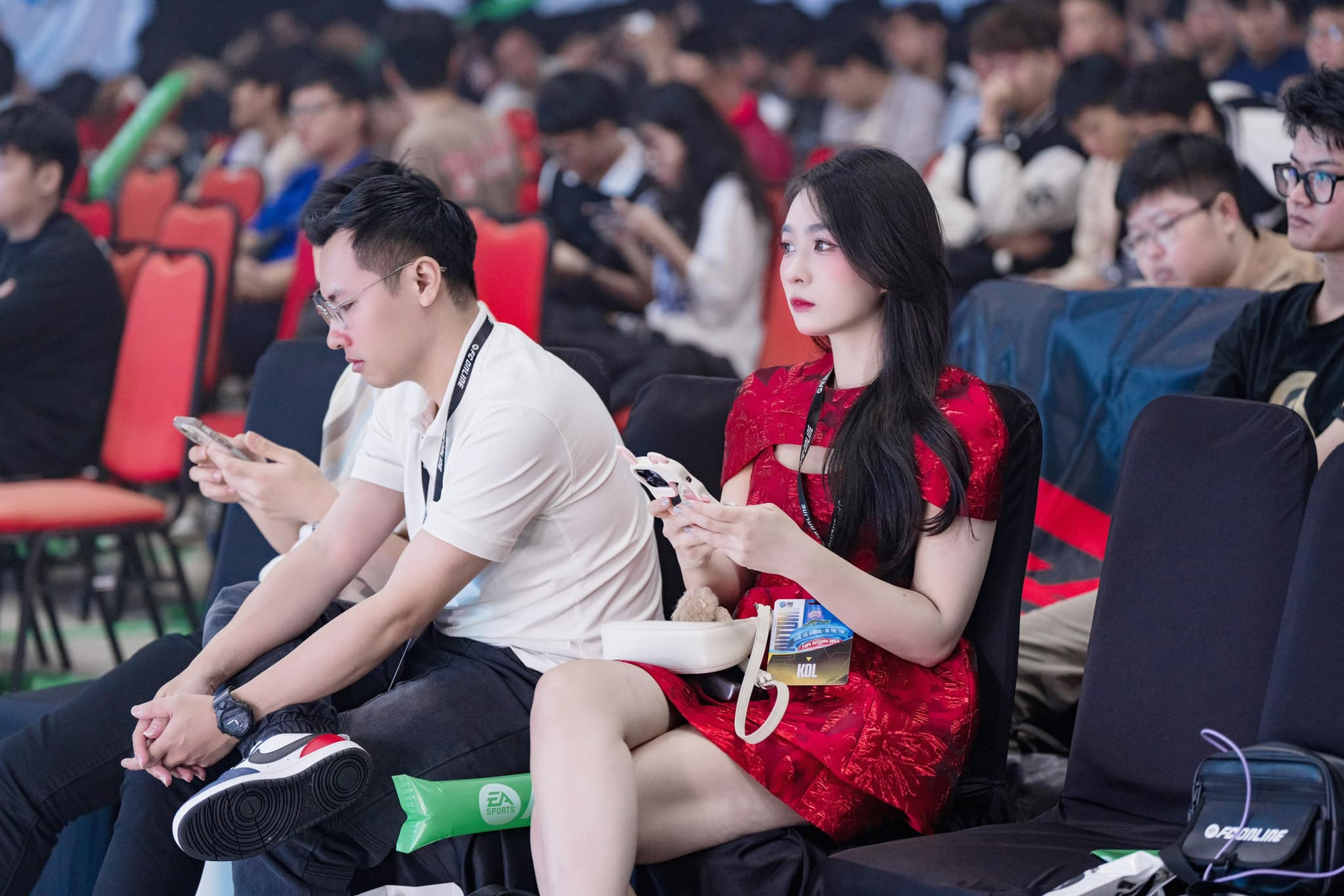 Who is the special fan girl checking in with Vietnam's Esports prodigy? 1 photo 1729069745751 1729069747995938072493