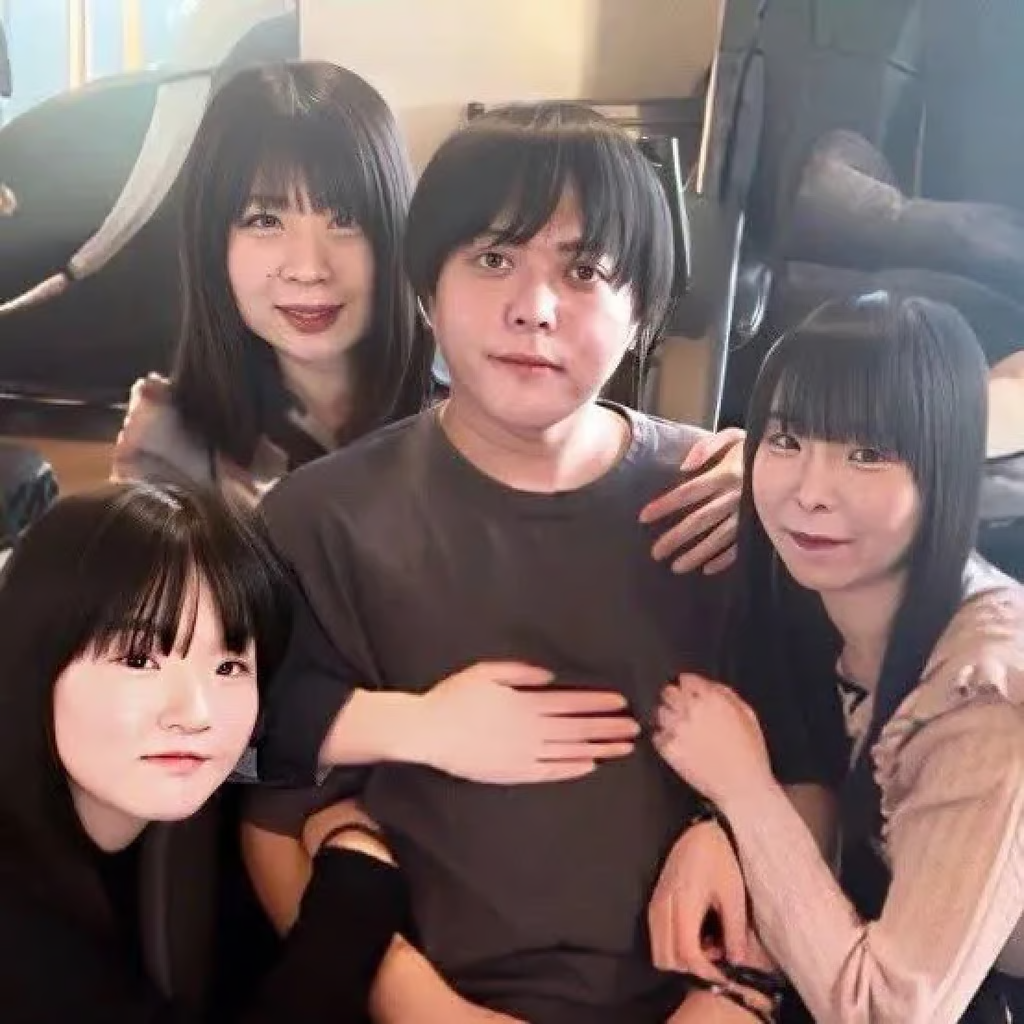 Man With 4 Wives and 2 Girlfriends Supported Financially, Chooses a Room Every Night 1 photo 1729315096656 17293150968991712324629