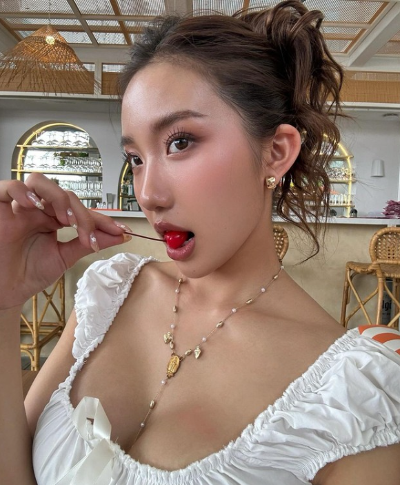 Huyền 2k4 Changes Style, Flaunts Fierce Figure in Leopard Print Bikini - Photo 1.
