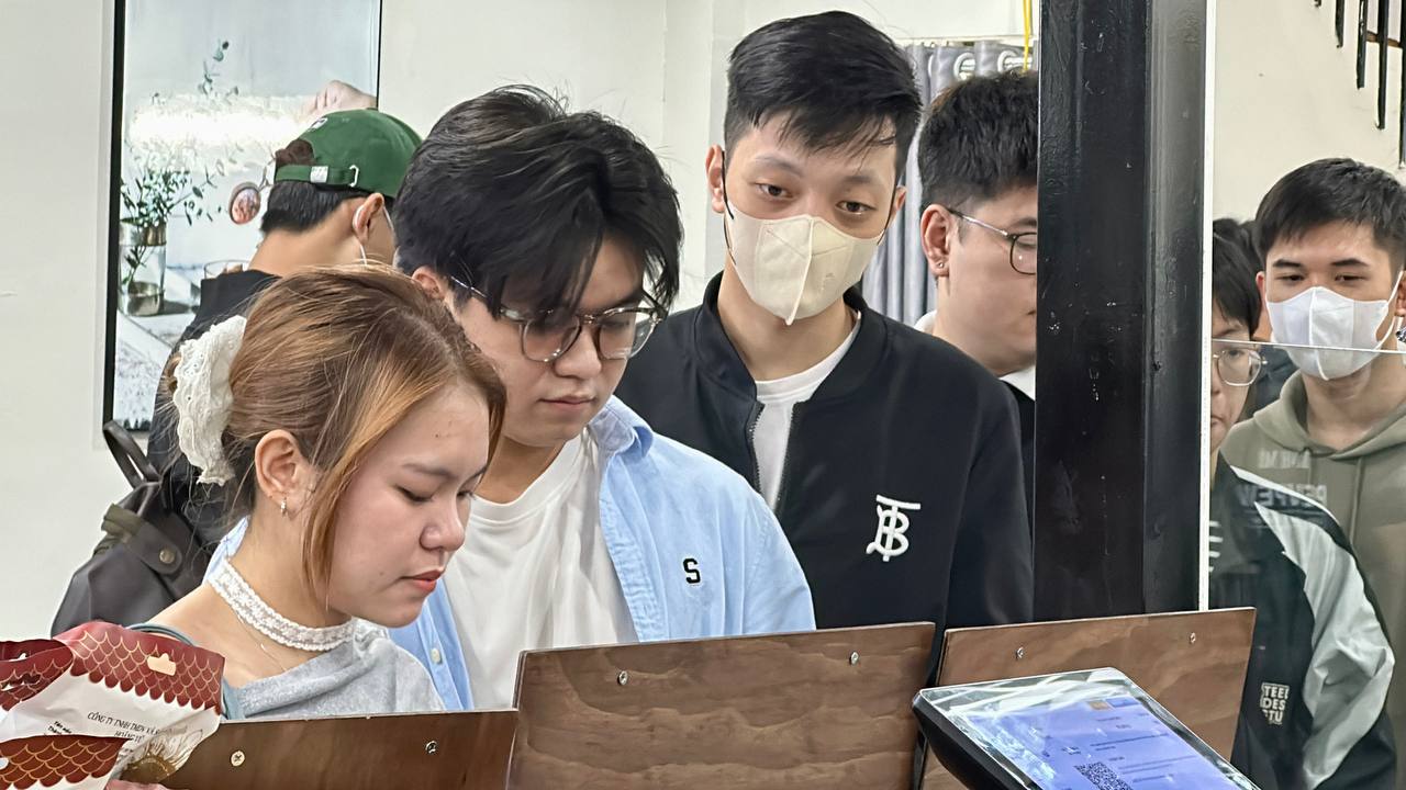 Waking Up at 6 AM, Queuing to "Hunt" PewPew's Banh Mi, Streamer Does Something for Fans 2 10 17312924974951111806429