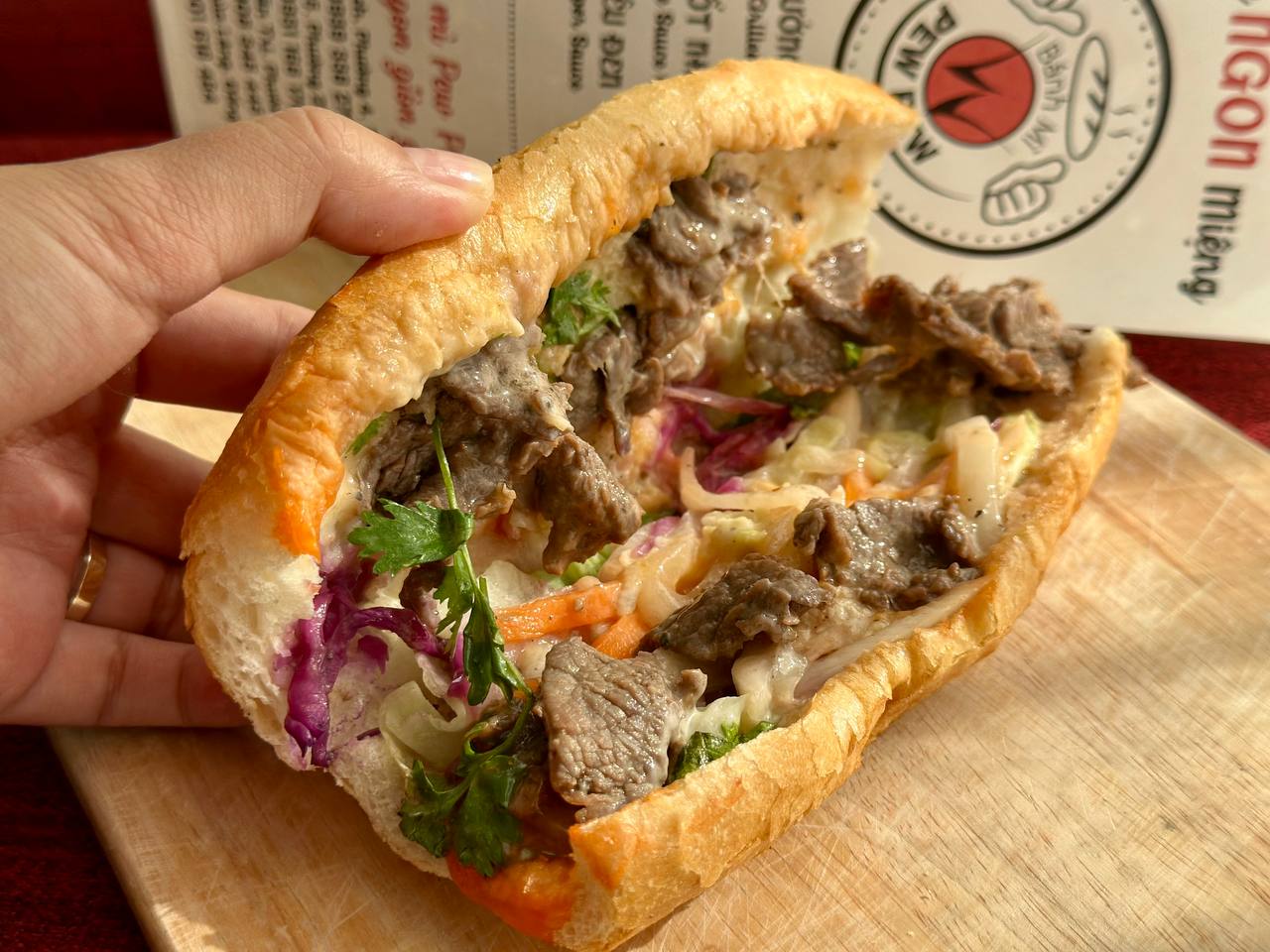 Waking Up at 6 AM, Queuing to "Hunt" PewPew's Banh Mi, Streamer Does Something for Fans 5 Black Pepper Beef Banh Mi.