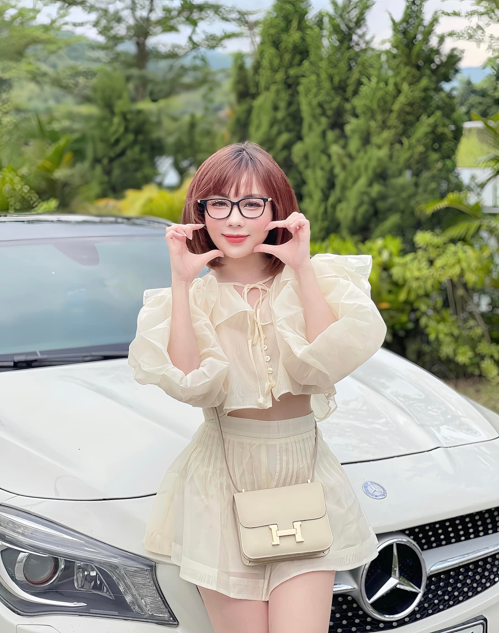 The Hottest Teacher on the Internet, Âu Hà My, Surprises Everyone with Wedding Photos, Groom's Identity Remains a Mystery 9 Everyday life of the female lecturer