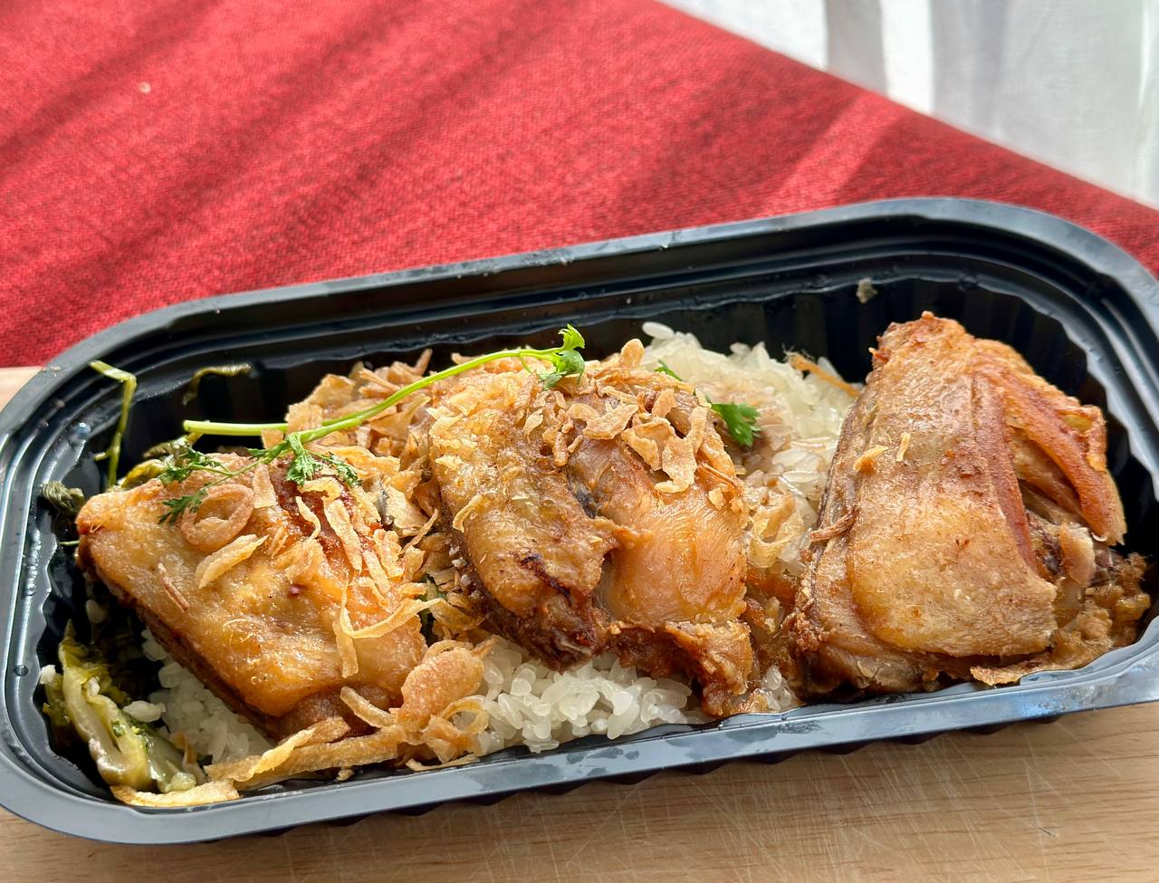 Waking Up at 6 AM, Queuing to "Hunt" PewPew's Banh Mi, Streamer Does Something for Fans 6 Chicken Sticky Rice.
