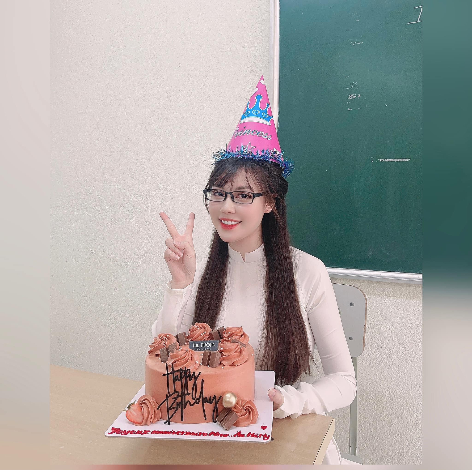 The Hottest Teacher on the Internet, Âu Hà My, Surprises Everyone with Wedding Photos, Groom's Identity Remains a Mystery 7 40286944425592493609053387229412125061895268n 1732077219852 17320772200271573024938