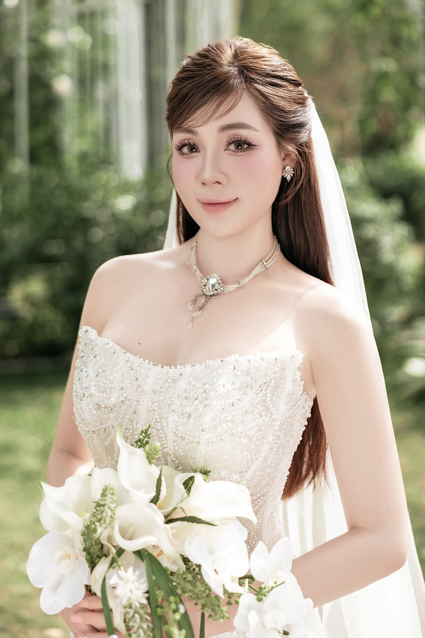 The Hottest Teacher on the Internet, Âu Hà My, Surprises Everyone with Wedding Photos, Groom's Identity Remains a Mystery 1 46728009628459794455656602062739257062582883n 1732077215526 17320772156901997071771