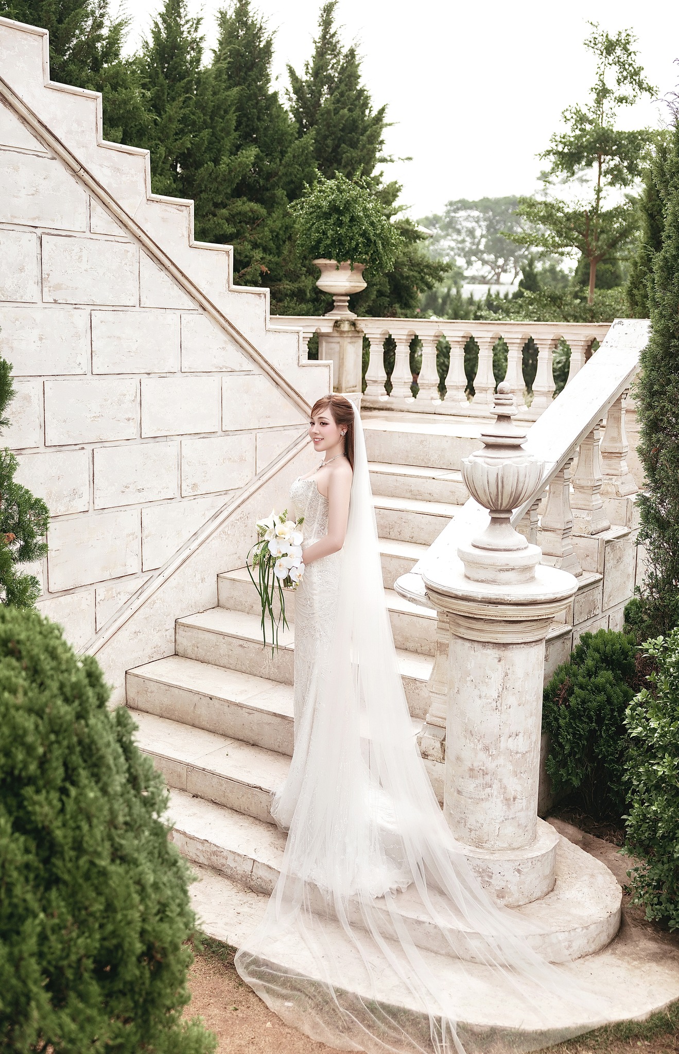 The Hottest Teacher on the Internet, Âu Hà My, Surprises Everyone with Wedding Photos, Groom's Identity Remains a Mystery 3 The lecturer only posted pictures of herself, not revealing the groom
