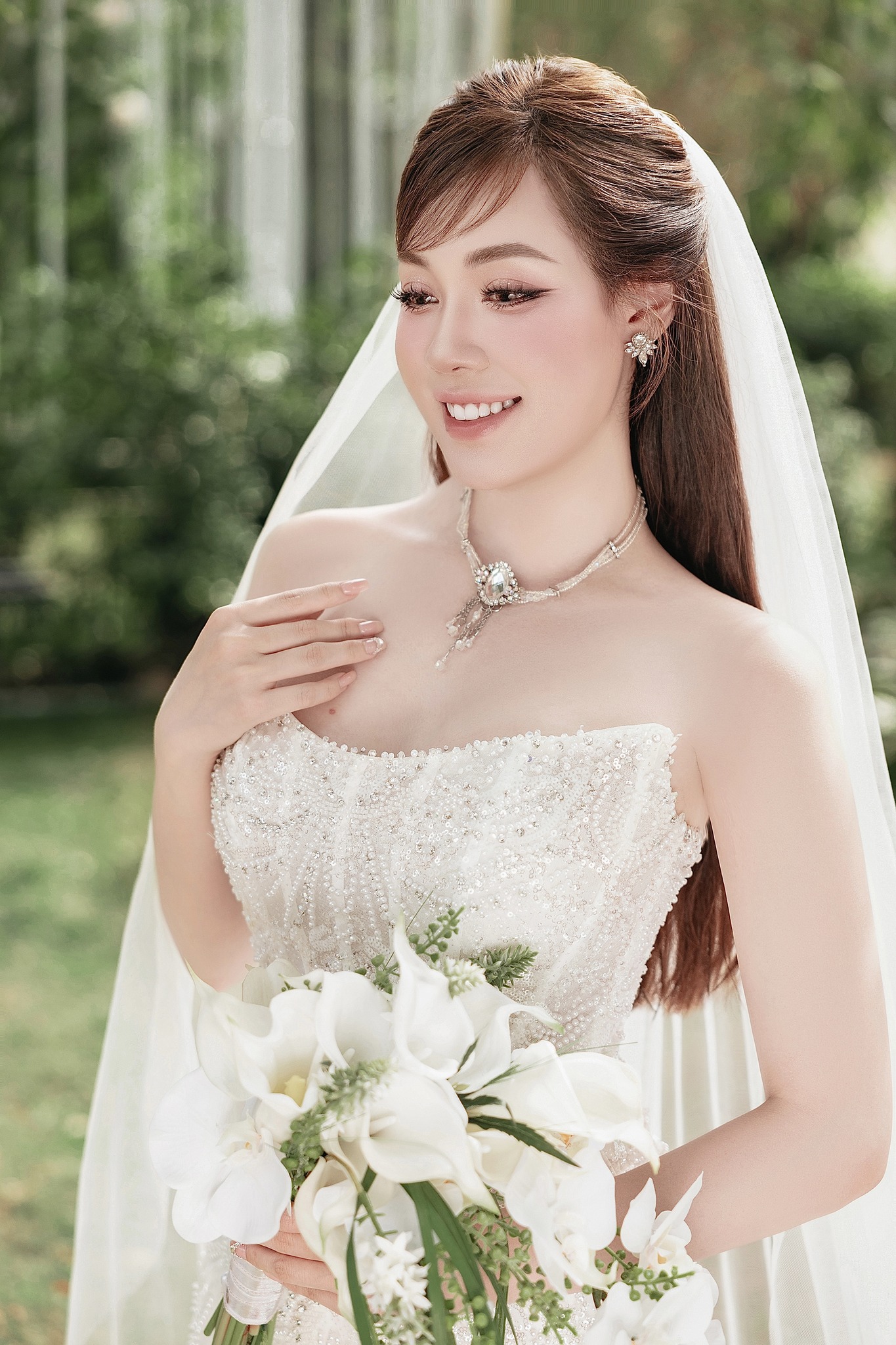The Hottest Teacher on the Internet, Âu Hà My, Surprises Everyone with Wedding Photos, Groom's Identity Remains a Mystery 2 Close-up of Âu Hà My's beauty in the wedding photo shoot