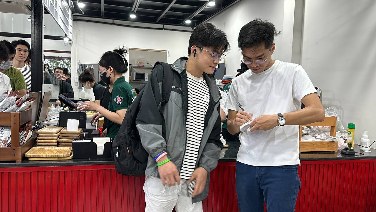 Waking Up at 6 AM, Queuing to "Hunt" PewPew's Banh Mi, Streamer Does Something for Fans 8 PewPew also took the time to chat and sign autographs for some customers.