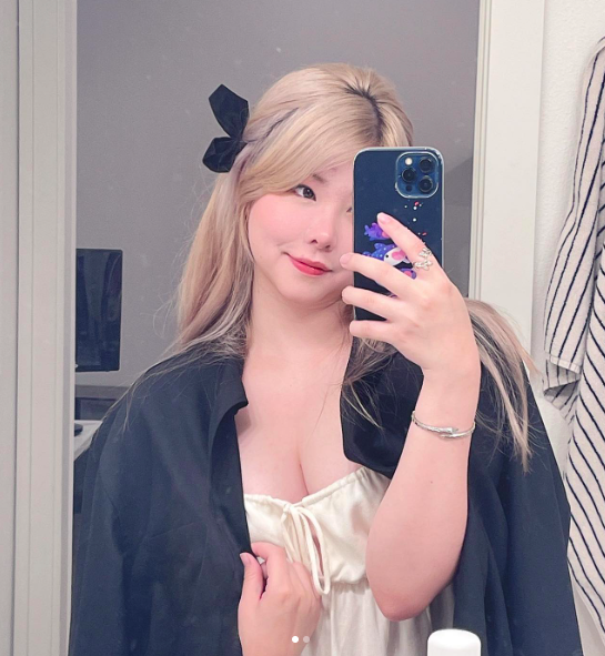 The Identity of the Hot Female Streamer That Has Fans Demanding to "Check Var" at Worlds 2024 3 anh chup man hinh 2024 11 03 luc 101933 1730604102928976448235