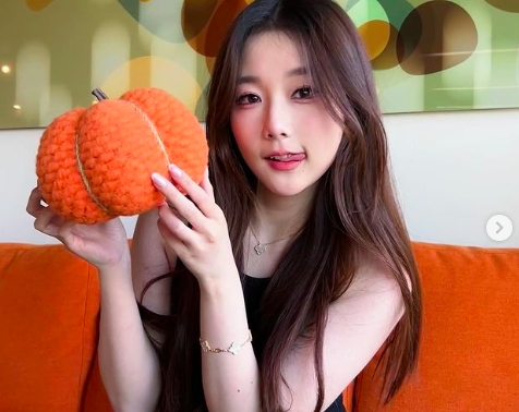 The Identity of the Hot Female Streamer That Has Fans Demanding to "Check Var" at Worlds 2024 11 anh chup man hinh 2024 11 03 luc 102518 17306044194612099561018