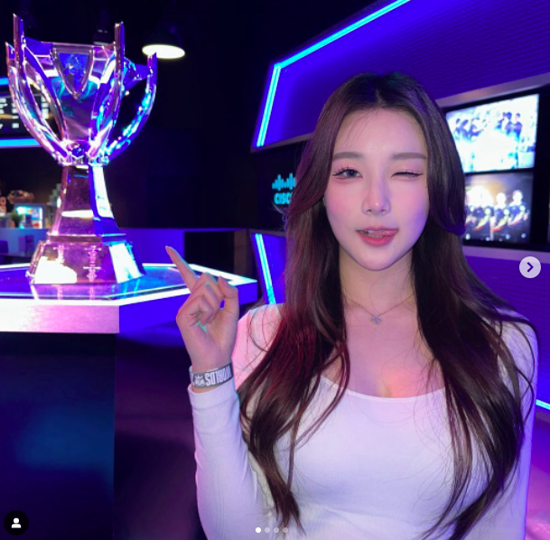 The Identity of the Hot Female Streamer That Has Fans Demanding to "Check Var" at Worlds 2024 8 anh chup man hinh 2024 11 03 luc 102545 1730604419441574414803