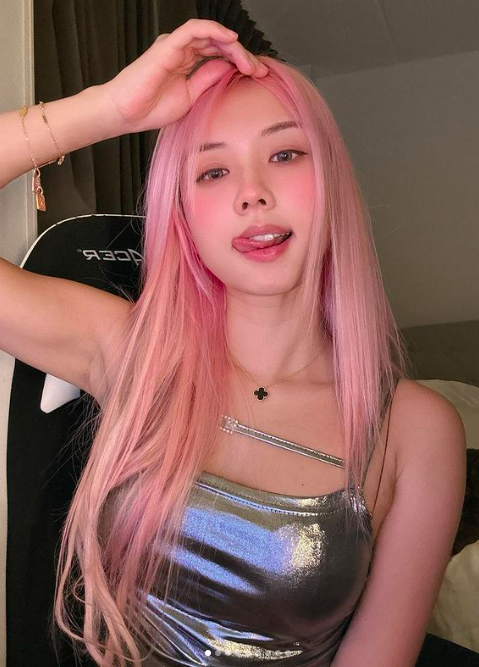 Vietnamese-Origin Female Streamer Flaunts Stunning Figure 1 anh chup man hinh 2024 11 07 luc 152228 17309690190562070349815