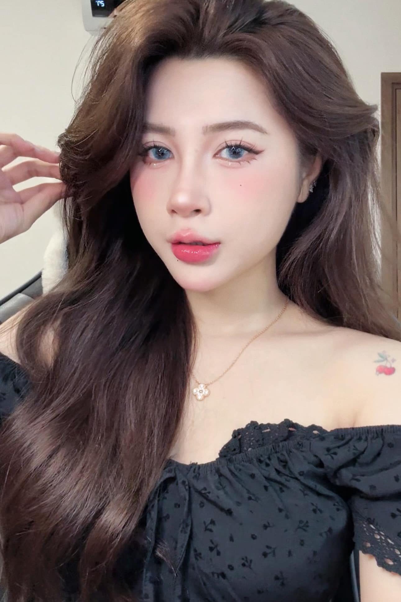 Top Hot Streamer Shocking Male Fans with Relationship News 4 photo 1732175809665 1732175810208341953517