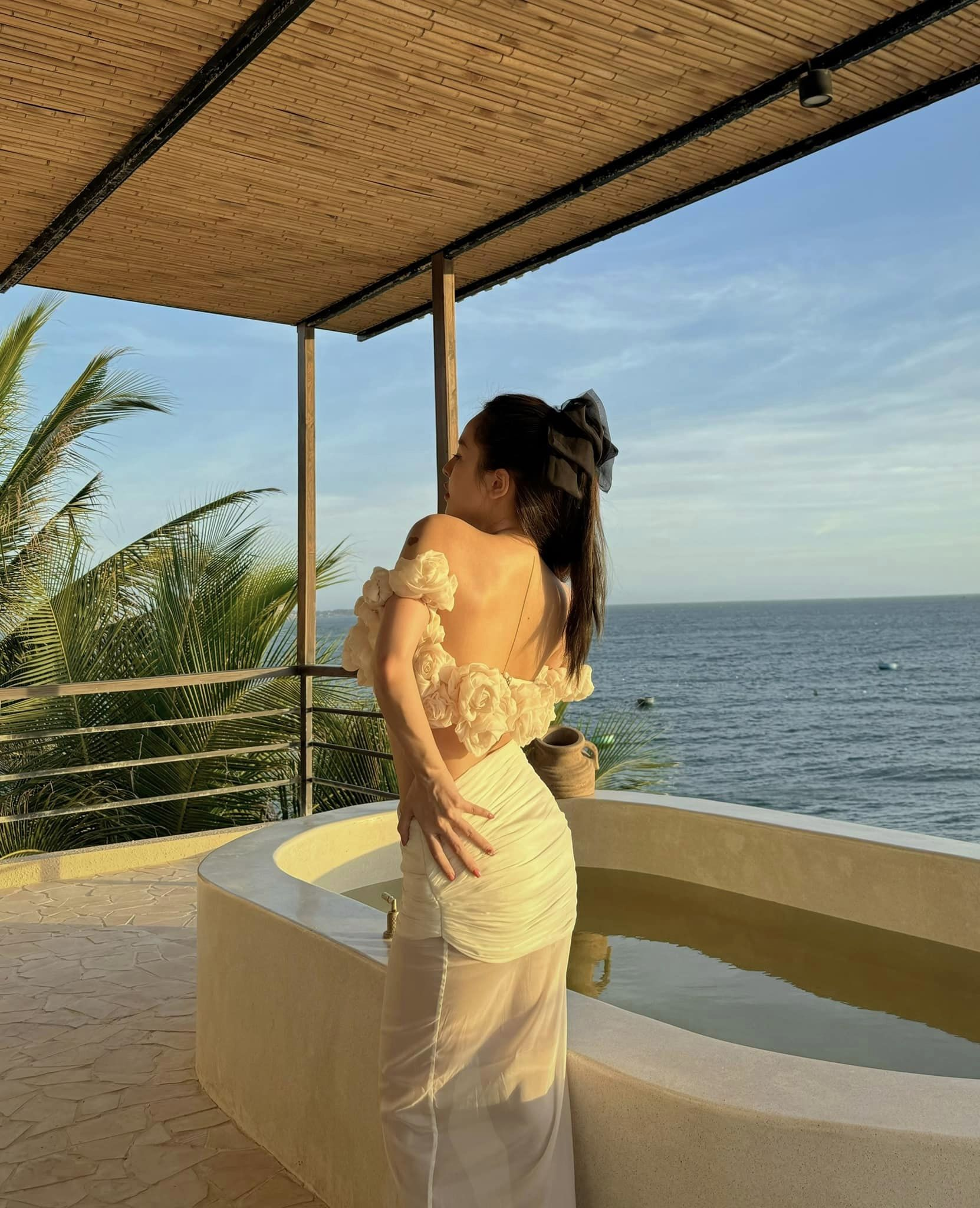 Trâm Anh Shows Off Her Hot Figure in a Daring Outfit, Only Says One Word When Urged to Marry 4 photo 1732244792378 1732244793636638591909