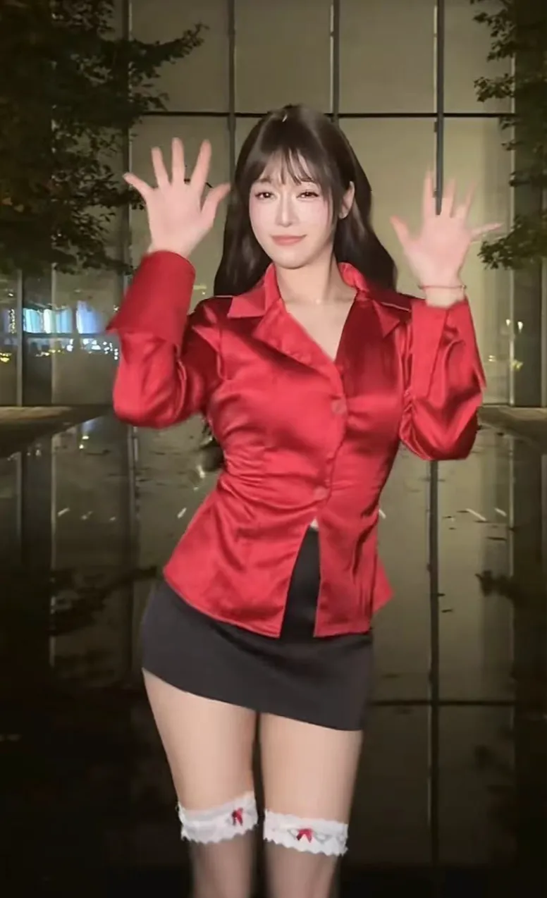 Only Dancing Sensually, Female Streamer Makes People "Feverish," Gains A Million Followers Overnight 2 photo 1732521657300 17325216582351164529099