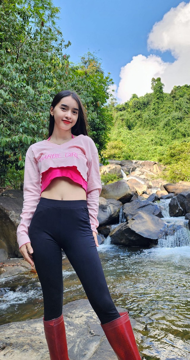Mountain Girl Yona Cươn Transforms into a "City Girl", Unrecognizable Beauty 7 3434406642498774474986661246773693095829357n 1735356109699266961678
