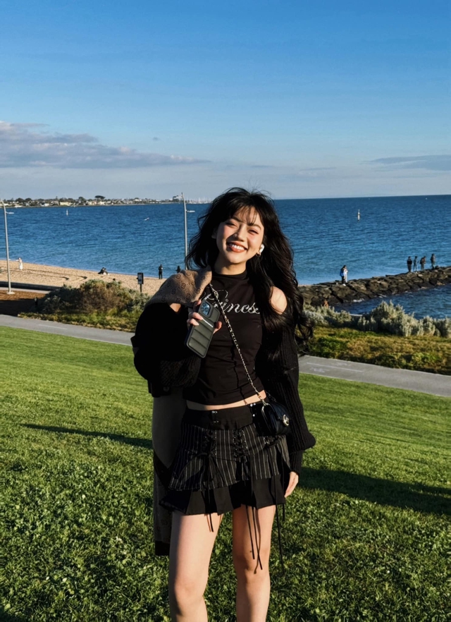 Bảo Hân Helia Strikes a Bold Look, Flaunting Her Curves with a Mysterious 'Hand'