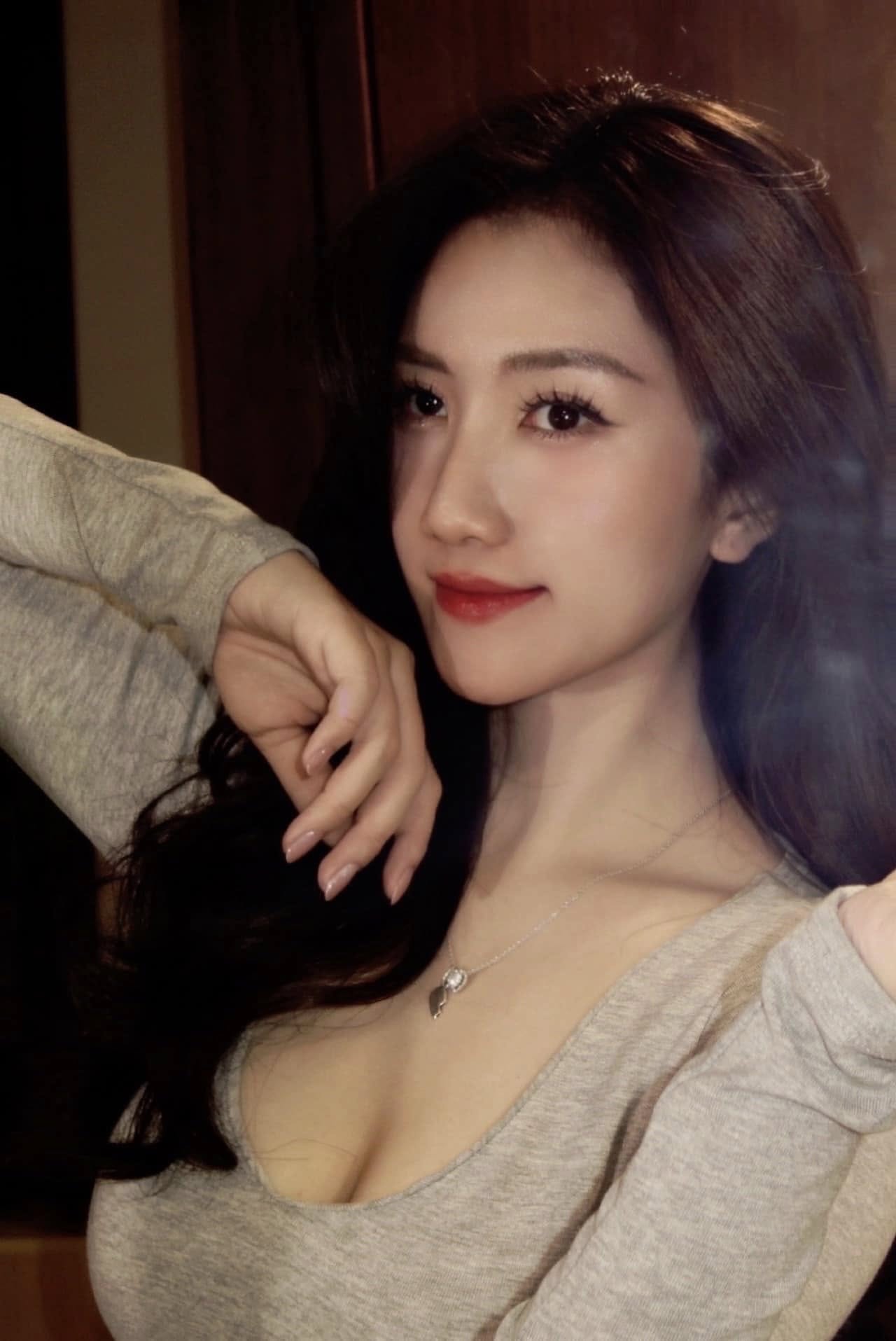 MC Linh Nắng Posts Alluring Photos, Subtly Flexes Herself 1 46958250638893032980085353039604112499560237n 1733627685405284714650