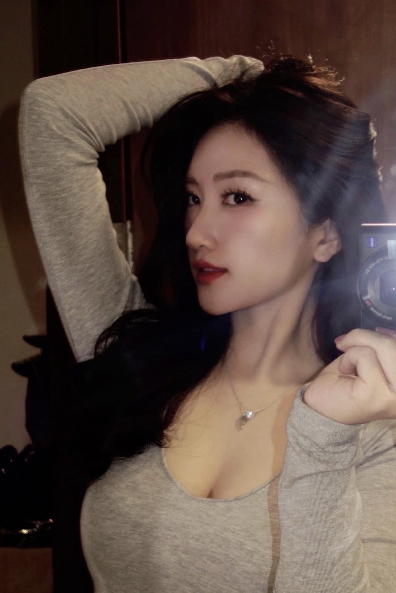 MC Linh Nắng Posts Alluring Photos, Subtly Flexes Herself 2 46960415738893033146752001026938618197307937n 1733627685467813742759