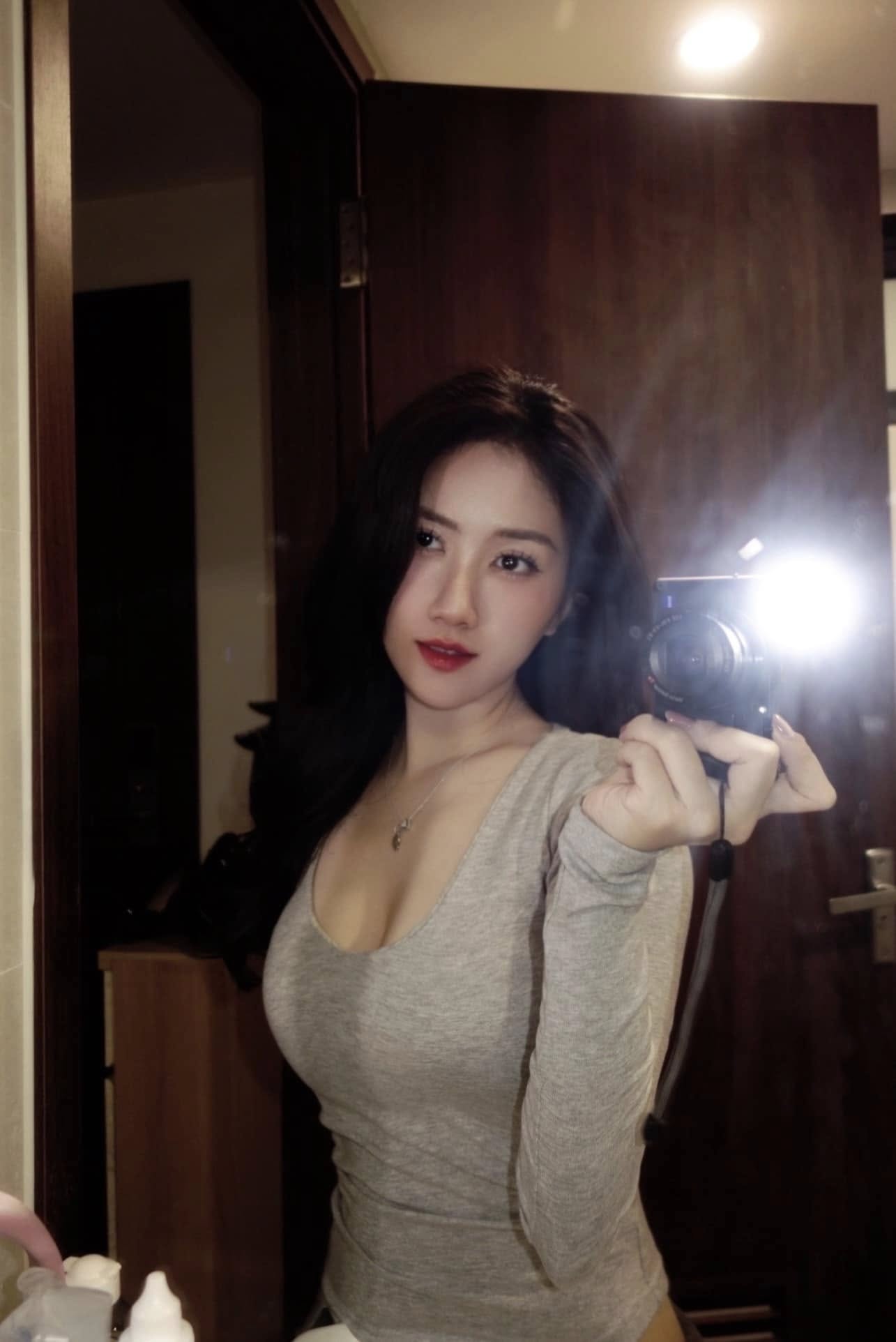 MC Linh Nắng Posts Alluring Photos, Subtly Flexes Herself 3 4696131343889303308008534253557417660473462n 1733627685476735287096