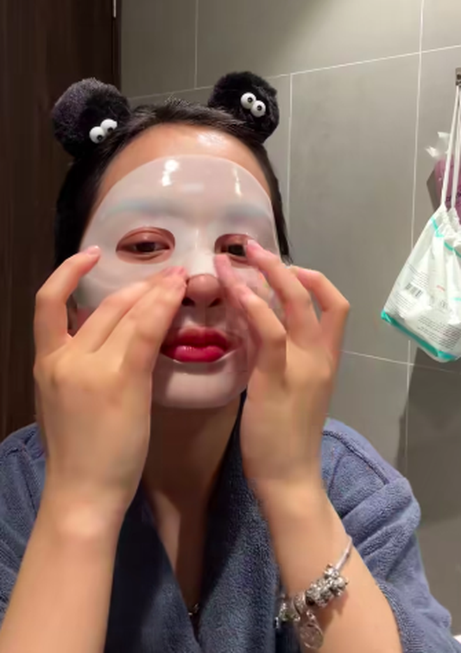 Gấm Kami Shows Off Makeup-Free Face in Cleansing Clip, Fans Shocked and Unrecognizable 3 anh chup man hinh 2024 12 08 luc 102308 17336314280521106223491